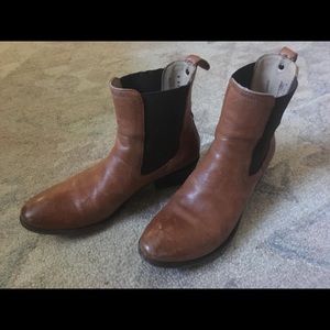 Frye Carson Chelsea Boots